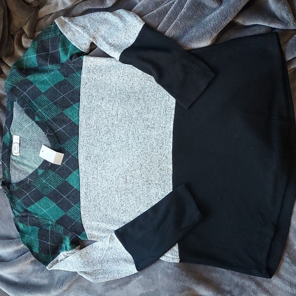 NWT 24/7 Maurices Color-block checkered, super-soft sweater. Size Small